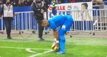 赫内斯支持废除50+1，拜仁球迷拉横幅反对：这是不可想象的