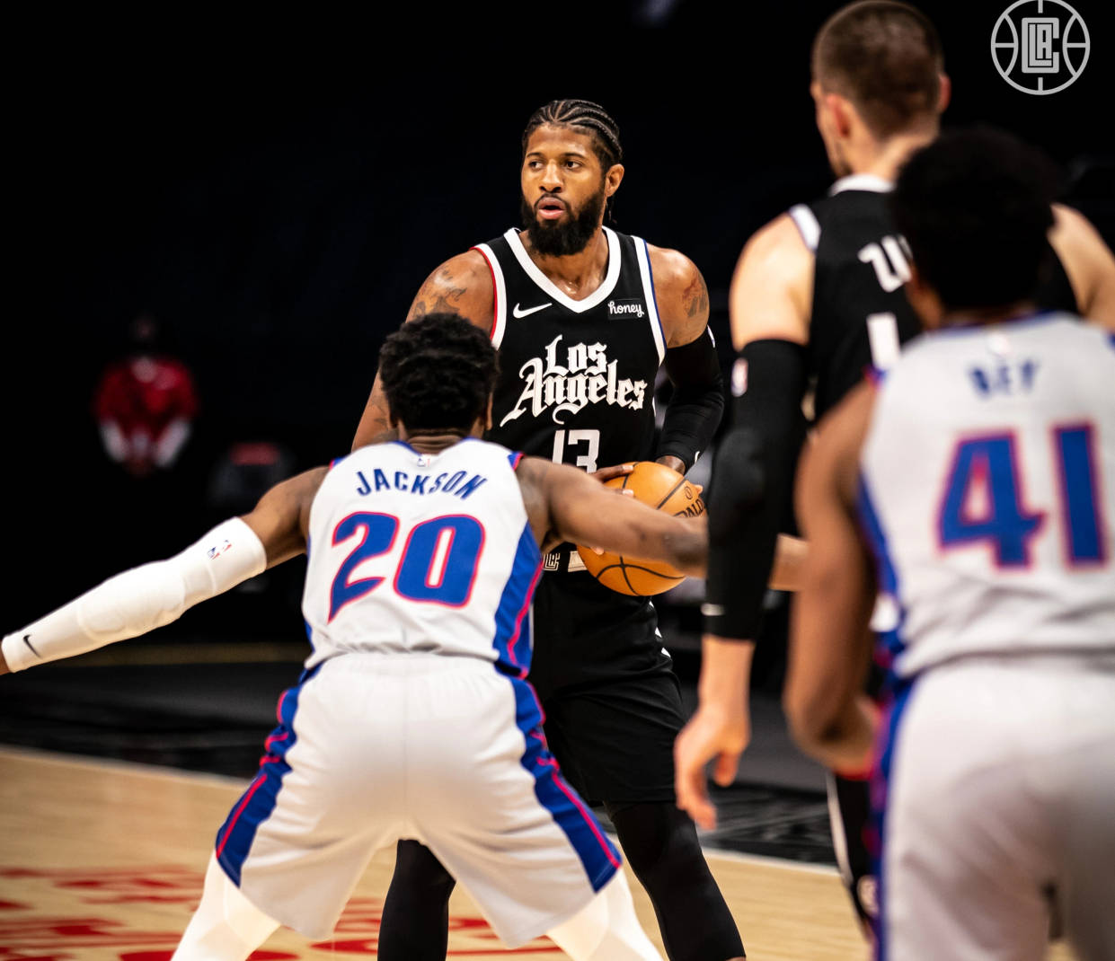 桑切斯：我们是夺冠热门而非巴萨，库库把亚马尔“揣兜里了”（桑切斯：争冠大热是我们而非巴萨，库库把亚马尔装进口袋）