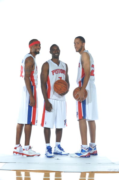 米兰德比：劳塔罗、小图拉姆首发，莱奥、莫德里奇、拉比奥出战（米兰德比首发：劳塔罗携小图拉姆出击，莱奥、莫德里奇、拉比奥登场）